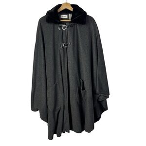 Boutique Le Moda Gray Buckle Front Drape Poncho OS